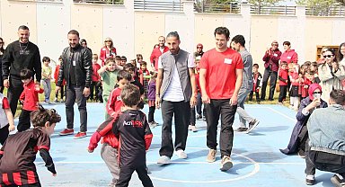 Eskişehirspor futbolcuları özel öğrencileri ziyaret etti