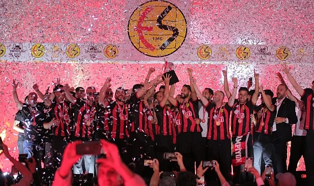Eskişehirspor şampiyonluğunu sahada kutladı