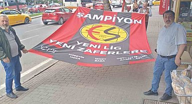 Esnaf kendi imkanlarıyla dev Eskişehirspor bayrağı yaptırdı