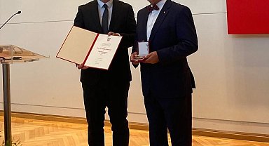 ESOGÜ Hukuk Fakültesi Öğretim Üyesi Prof. Dr. Alpay Hekimler'e 'İnsanlığa Hizmet Madalyası'