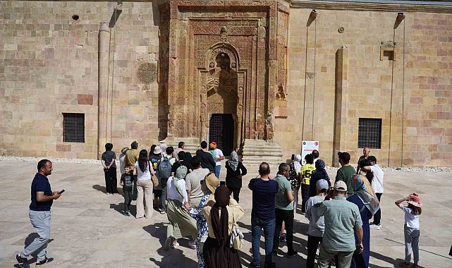 Esrarengiz gölgeleri görmek isteyenler 8 asırlık camiye akın etti