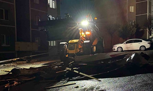 Etrafa dağılan çatı parçaları yoldan kaldırıldı
