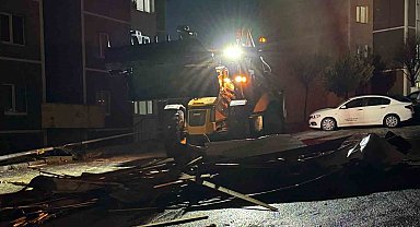 Etrafa dağılan çatı parçaları yoldan kaldırıldı