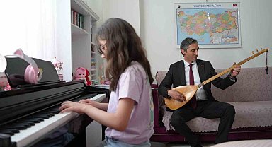 Evde öğrenim gören öğrenciye bağlamalı destek: Minik Nursima'nın piyano resitaline müdür bağlamasıyla eşlik etti
