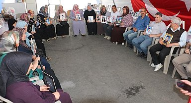 Evlat nöbetindeki anne: "Barışı duyduğumuzdan beri ayaklarımız yerden kesilmiş. Gece uyuyamıyoruz"