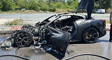 Eyüpsultan'da 20 milyon lira değerindeki lüks otomobil alev topuna döndü: O anlar kamerada