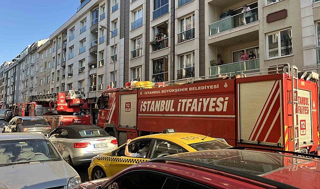 Eyüpsultan'da 7 katlı binanın çatısı alev alev yandı: Yangın iki binaya sıçradı