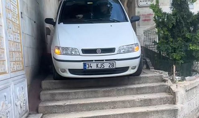 Eyüpsultan'da navigasyona aldanan sürücü merdivenlerde mahsur kaldı
