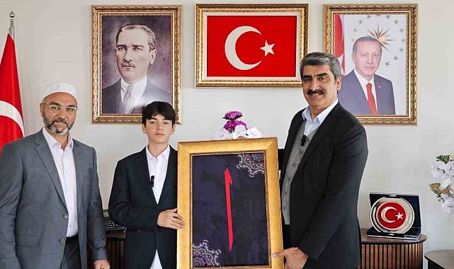 Ezan okuma yarışmasında dereceye girdi, ödülünü Filistin'e bağışladı