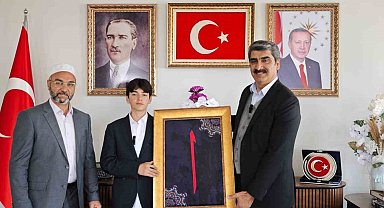 Ezan okuma yarışmasında dereceye girdi, ödülünü Filistin'e bağışladı