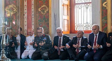 Fatih Sultan Mehmet Han'ın fethin 572'inci yıldönümünde kabri başında dualarla anıldı