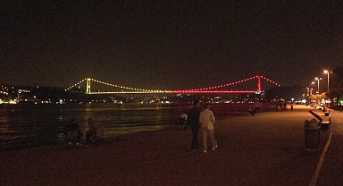 Fatih Sultan Mehmet Köprüsü "sarı-kırmızı" renklerle aydınlatıldı