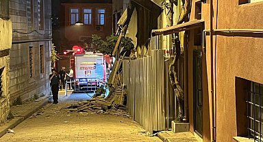 Fatih'te 2 katlı metruk bina çöktü