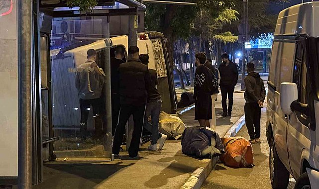 Fatih'te kontrolden çıkan ticari araç yan yattı
