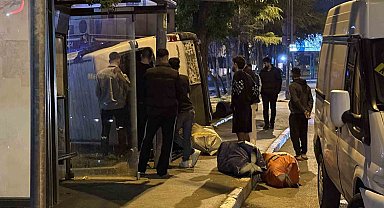 Fatih'te kontrolden çıkan ticari araç yan yattı