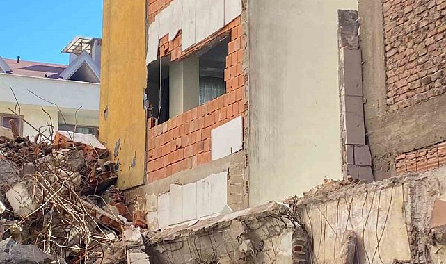 Fatih'te yıkım yapılan binadan kopan moloz parçası, dairenin içerisine girdi