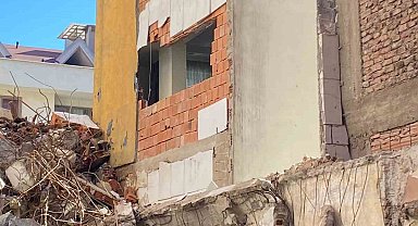 Fatih'te yıkım yapılan binadan kopan moloz parçası, dairenin içerisine girdi