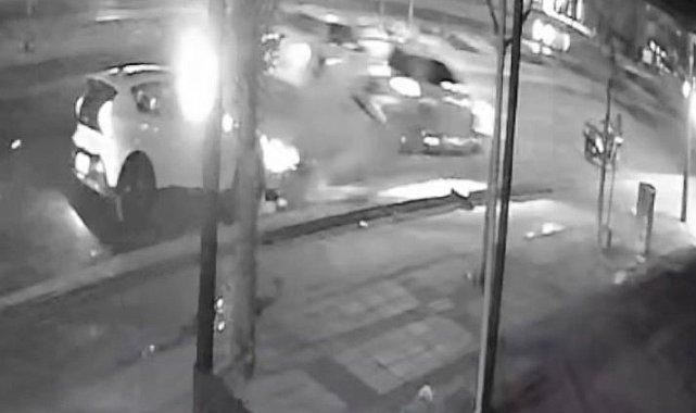 Feci kaza kamerada... Hızla gelen araç, otomobil ve motosiklete çarptı: 1'i ağır 2 yaralı
