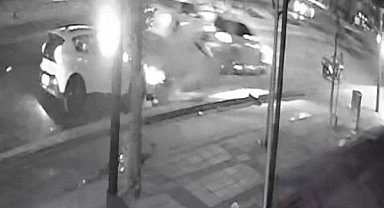 Feci kaza kamerada... Hızla gelen araç, otomobil ve motosiklete çarptı: 1'i ağır 2 yaralı