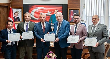 Fen Edebiyat Fakültesinin, akreditasyon belgelerini rektöre takdim etti