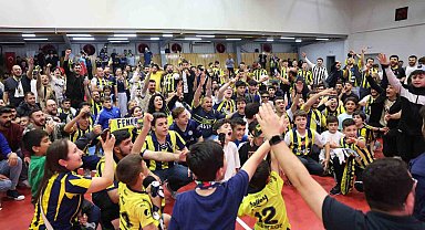 Fenerbahçe'nin Avrupa şampiyonluğu Darıca'da dev ekrana yansıtıldı