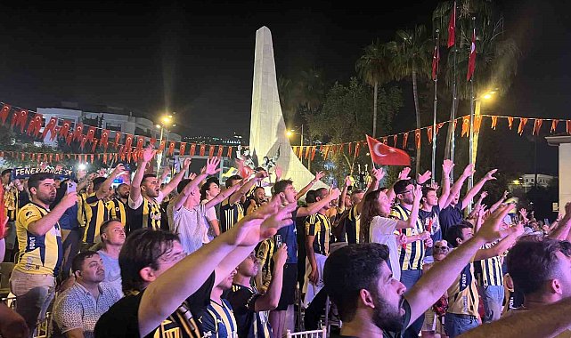 Fenerbahçe'nin şampiyonluğu meşaleler ve bayraklarla kutlandı