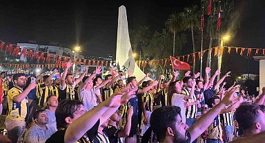 Fenerbahçe'nin şampiyonluğu meşaleler ve bayraklarla kutlandı