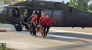 Fethiye'de paraşütle kayalıklara düşen turist askeri helikopterle kurtarıldı