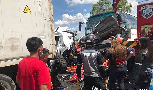 Filipinler'de yolcu otobüsü gişelerde bekleyen araçlara çarptı: 10 ölü