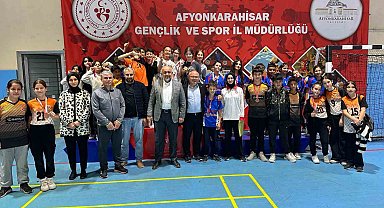 Floor Curling müsabakalarında gençler kıyasıya yarıştı