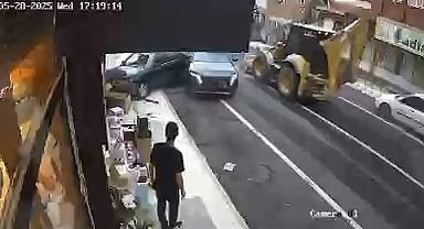 Freni arızalanan kepçe, 4 araca çarptı