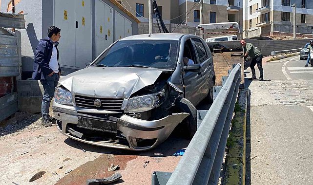 Freni boşalan otomobil trafik ışıklarında bekleyen araca çarptı: 5 yaralı