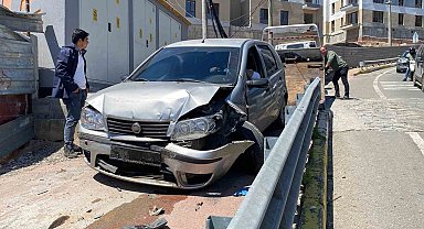 Freni boşalan otomobil trafik ışıklarında bekleyen araca çarptı: 5 yaralı