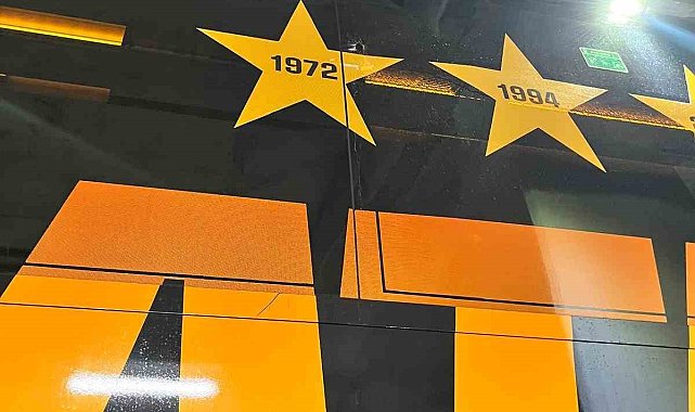 Galatasaray otobüsüne taşlı saldırı