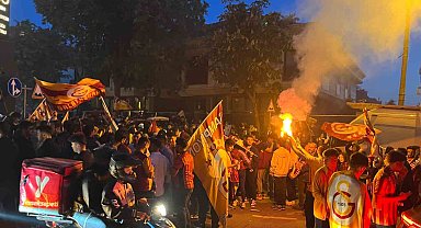 Galatasaray taraftarları Florya'da şampiyonluğu kutluyor