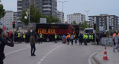 Galatasaray ve Trabzonspor kafileleri Gaziantep Stadyumu'nda