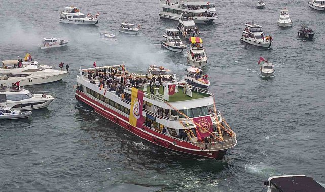 Galatasaray'da kutlamalar üstü açık otobüs turuyla başladı