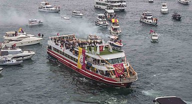 Galatasaray'da kutlamalar üstü açık otobüs turuyla başladı