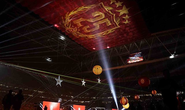 Galatasaraylı futbolcular şampiyonluğu marşlar ve şarkılarla kutladı