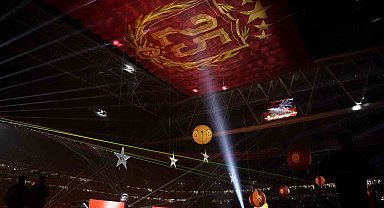 Galatasaraylı futbolcular şampiyonluğu marşlar ve şarkılarla kutladı