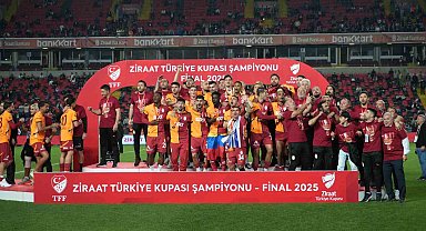 Galatasaraylı oyuncular Türkiye Kupası'nı kaldırdı, coşku zirveye ulaştı
