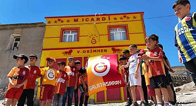 Galatasaraylı taraftar evinin dış cephesini sarı-kırmızıya boyatıp, Osimhen ve 5. yıldızı ekledi