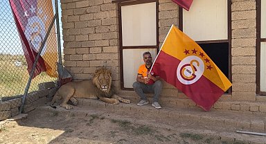 Galatasaraylı taraftar, şampiyonluğu aslanlarıyla kutladı
