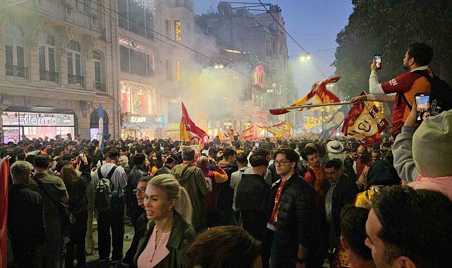 Galatasaraylı taraftarlar maçın bitiminde Taksim'e akın etti
