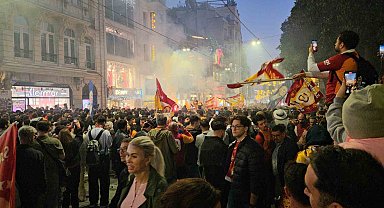 Galatasaraylı taraftarlar maçın bitiminde Taksim'e akın etti