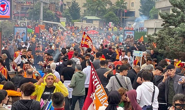 Galatasaraylı taraftarlar Yenikapı'ya akın etti