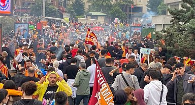 Galatasaraylı taraftarlar Yenikapı'ya akın etti