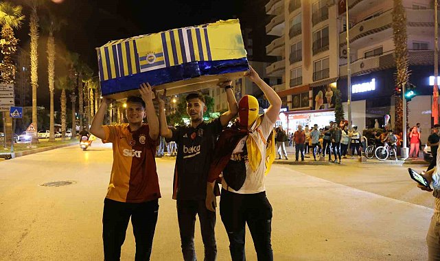 Galatasaraylı taraftarlardan Fenerbahçe'ye tabutlu gönderme