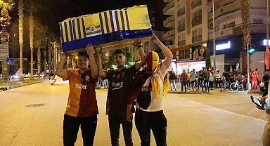 Galatasaraylı taraftarlardan Fenerbahçe'ye tabutlu gönderme
