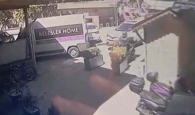 Gaz pedalı takılan motosiklet işyerinin duvarına tosladı: 1 yaralı